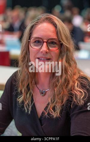 Landshut, Deutschland. September 2025. Kathrin Pollack, Kandidatin für das Amt des neuen Generalsekretärs, lächelt bei der SPD-Landesparteikonferenz in Bayern. Quelle: Armin Weigel/dpa/Alamy Live News Stockfoto