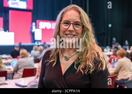 Landshut, Deutschland. September 2025. Kathrin Pollack, Kandidatin für das Amt des neuen Generalsekretärs, lächelt bei der SPD-Landesparteikonferenz in Bayern. Quelle: Armin Weigel/dpa/Alamy Live News Stockfoto