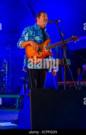 Sänger Rui Veloso trat mit seiner Band bei der Lusofonia Show auf, die im Stadtgarten von Oeiras, Portugal, stattfand. Stockfoto