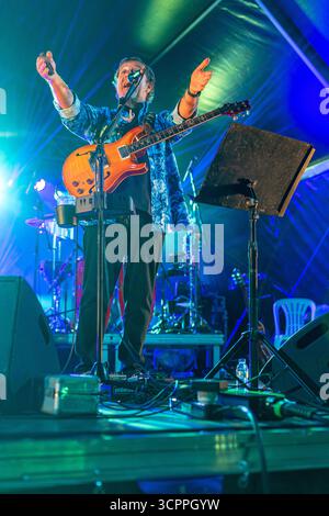 Sänger Rui Veloso trat mit seiner Band bei der Lusofonia Show auf, die im Stadtgarten von Oeiras, Portugal, stattfand. Stockfoto