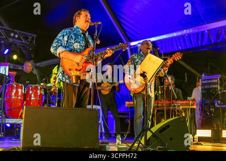 Sängerin Rui Veloso und Dani Silva mit ihrer Band traten bei der Lusofonia Show auf, die im Stadtgarten von Oeiras, Portugal, stattfand. Stockfoto