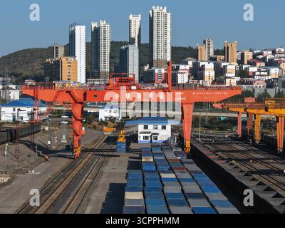Suifenhe. September 2025. Ein Luftdrohnenfoto vom 27. September 2025 zeigt einen Portalkran, der Umladevorgänge auf einem zurückkehrenden China-Europa-Güterzug auf der Suifenhe-Station in Suifenhe, nordöstlicher chinesischer Provinz Heilongjiang, durchführt. Am Samstag wurde ein umfangreicher Ausbau einer Eisenbahnstrecke zwischen Suifenhe und der chinesisch-russischen Grenze abgeschlossen, wobei neue Gleise in Betrieb genommen wurden, die es ermöglichen, mit Geschwindigkeiten von bis zu 120 km/h zu fahren, was mehr als dem Doppelten der bisherigen Grenze von 55 km/h entspricht, wodurch die Transportkapazität erheblich gesteigert wurde. Quelle: Wang Song/Xinhua/Alamy Live News Stockfoto