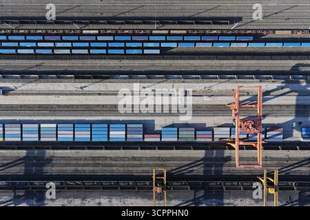 Suifenhe. September 2025. Ein Luftdrohnenfoto vom 27. September 2025 zeigt einen Portalkran, der Umladevorgänge auf einem zurückkehrenden China-Europa-Güterzug auf der Suifenhe-Station in Suifenhe, nordöstlicher chinesischer Provinz Heilongjiang, durchführt. Am Samstag wurde ein umfangreicher Ausbau einer Eisenbahnstrecke zwischen Suifenhe und der chinesisch-russischen Grenze abgeschlossen, wobei neue Gleise in Betrieb genommen wurden, die es ermöglichen, mit Geschwindigkeiten von bis zu 120 km/h zu fahren, was mehr als dem Doppelten der bisherigen Grenze von 55 km/h entspricht, wodurch die Transportkapazität erheblich gesteigert wurde. Quelle: Wang Song/Xinhua/Alamy Live News Stockfoto