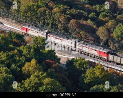 Suifenhe. September 2025. Ein Luftdrohnenfoto vom 27. September 2025 zeigt einen Güterzug, der entlang des neu ausgebauten Abschnitts einer Eisenbahnstrecke fährt, die Suifenhe mit der chinesisch-russischen Grenze in der nordöstlichen chinesischen Provinz Heilongjiang verbindet. Am Samstag wurde ein umfangreicher Ausbau einer Eisenbahnstrecke zwischen Suifenhe und der chinesisch-russischen Grenze abgeschlossen, wobei neue Gleise in Betrieb genommen wurden, die es ermöglichen, mit Geschwindigkeiten von bis zu 120 km/h zu fahren, was mehr als dem Doppelten der bisherigen Grenze von 55 km/h entspricht, wodurch die Transportkapazität erheblich gesteigert wurde. Quelle: Wang Song/Xinhua/Alamy Live News Stockfoto