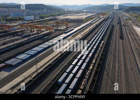 Suifenhe. September 2025. Ein Luftdrohnenfoto vom 27. September 2025 zeigt China-Europa-Güterzüge, die auf Umladebetrieb am Bahnhof Suifenhe in der nordöstlichen chinesischen Provinz Heilongjiang warten. Am Samstag wurde ein umfangreicher Ausbau einer Eisenbahnstrecke zwischen Suifenhe und der chinesisch-russischen Grenze abgeschlossen, wobei neue Gleise in Betrieb genommen wurden, die es ermöglichen, mit Geschwindigkeiten von bis zu 120 km/h zu fahren, was mehr als dem Doppelten der bisherigen Grenze von 55 km/h entspricht, wodurch die Transportkapazität erheblich gesteigert wurde. Quelle: Wang Song/Xinhua/Alamy Live News Stockfoto