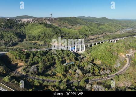 Suifenhe. September 2025. Ein Luftdrohnenfoto vom 27. September 2025 zeigt einen Güterzug, der entlang des neu ausgebauten Abschnitts einer Eisenbahnstrecke fährt, die Suifenhe mit der chinesisch-russischen Grenze in der nordöstlichen chinesischen Provinz Heilongjiang verbindet. Am Samstag wurde ein umfangreicher Ausbau einer Eisenbahnstrecke zwischen Suifenhe und der chinesisch-russischen Grenze abgeschlossen, wobei neue Gleise in Betrieb genommen wurden, die es ermöglichen, mit Geschwindigkeiten von bis zu 120 km/h zu fahren, was mehr als dem Doppelten der bisherigen Grenze von 55 km/h entspricht, wodurch die Transportkapazität erheblich gesteigert wurde. Quelle: Wang Song/Xinhua/Alamy Live News Stockfoto
