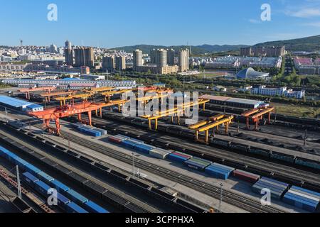 Suifenhe. September 2025. Ein Luftdrohnenfoto vom 27. September 2025 zeigt China-Europa-Güterzüge, die auf Umladebetrieb am Bahnhof Suifenhe in der nordöstlichen chinesischen Provinz Heilongjiang warten. Am Samstag wurde ein umfangreicher Ausbau einer Eisenbahnstrecke zwischen Suifenhe und der chinesisch-russischen Grenze abgeschlossen, wobei neue Gleise in Betrieb genommen wurden, die es ermöglichen, mit Geschwindigkeiten von bis zu 120 km/h zu fahren, was mehr als dem Doppelten der bisherigen Grenze von 55 km/h entspricht, wodurch die Transportkapazität erheblich gesteigert wurde. Quelle: Wang Song/Xinhua/Alamy Live News Stockfoto