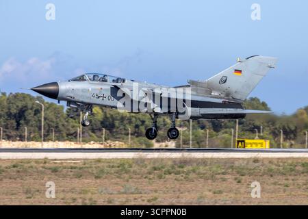 Deutsche Luftwaffe Panavia Tornado IDS (REG: 4500) steht kurz vor der Landung 31. Stockfoto