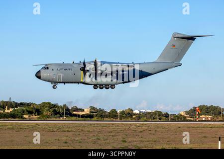 Luftwaffe Airbus A400M Atlas (REG: 5434) zur Unterstützung von 2 deutschen Tornados und 2 Eurofighter. Stockfoto
