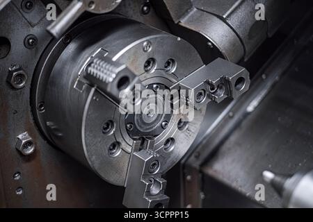Nahaufnahme von Präzisionsbearbeitungsgeräten. Die komplexen Komponenten der CNC-Maschine hervorheben. Verwendung für Industrie- und Ingenieurthemen. Stockfoto