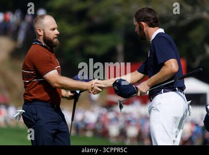 Farmingdale, Usa. September 2025. Tyrrell Hatton (L) vom Team Europe schüttelt auf dem 15. Green die Hand mit Patrick Cantlay vom Team United States, nachdem Team Europe am 2. Tag des 45. Ryder Cup auf dem Bethpage Black Course in Farmingdale, New York am Samstag, den 27. September 2025, ihr Viererspiel gewonnen hatte. Europa hat nach den morgendlichen Spielen am zweiten Tag einen Vorsprung von 8,5 zu 3,5 gegenüber den Vereinigten Staaten. Foto: John Angelillo/UPI Credit: UPI/Alamy Live News Stockfoto