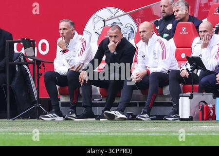 Amsterdam, Niederlande. September 2025. AMSTERDAM, NIEDERLANDE - 27. SEPTEMBER: Cheftrainer John Heitinga von AFC Ajax, Assistenztrainer Marcel Keizer von AFC Ajax während des niederländischen Eredivisie-Spiels zwischen AFC Ajax und NAC Breda in der Johan Cruijff Arena am 27. September 2025 in Amsterdam, Niederlande. (Foto: Ben Gal/Orange Pictures) Credit: Orange Pics BV/Alamy Live News Stockfoto