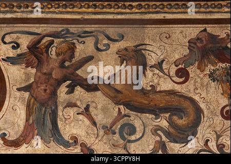 Hybride Fabelwesen, halb Mensch, halb Vogel und Meeresziege, halb Ziege, halb Fisch Zodiakal Steinbock Symbol, dargestellt in der typischen Spätrenaissance Mitte der 1500er Jahre, manieristische Grotesken Fresko im ersten Hof oder Cortile di Michelozzo des Palazzo Vecchio, mittelalterliches Rathaus auf der Piazza della Signoria, Florenz, Toskana, Italien. Stockfoto