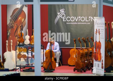 Cremona, Italien - 26. September 2025 Luthier präsentiert exquisite handgefertigte Cellos und Violinen auf der internationalen Ausstellung Cremona Musica in der Lombardei Stockfoto