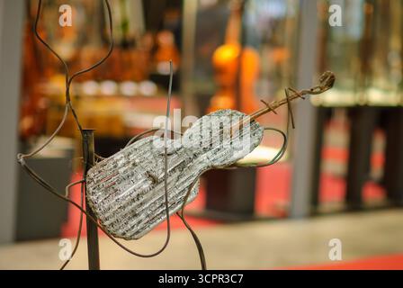 Cremona, Italien - 26. Septermber 2025 künstlerische Drahtskulptur der Violine reflektiert die Handwerkskunst in der Cremona Musica International Exhibition Stockfoto