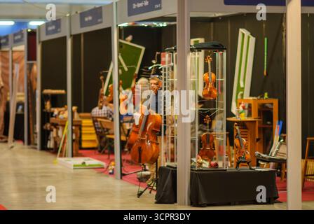 Cremona, Italien - 26. September 2025 die internationale Ausstellung Cremona Musica zeigt meisterhaft handgefertigte Musikinstrumente in einer Vibra Stockfoto