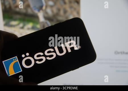 Rheinbach, Deutschland 28. September 2025, das Markenlogo des isländischen Unternehmens „Össur“ auf dem Display eines Smartphones vor der Website Stockfoto