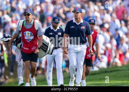 Farmingdale, Usa. September 2025. Bryson DeChambeau vom Team United States geht am zweiten Tag des 45. Ryder Cup auf dem Bethpage Black Course in Farmingdale, New York, am Samstag, den 27. September 2025 auf das vierzehnte Grün. Europa hat nach den morgendlichen Spielen am zweiten Tag einen Vorsprung von 8,5 zu 3,5 gegenüber den Vereinigten Staaten. Foto: Corey Sipkin/UPI Credit: UPI/Alamy Live News Stockfoto