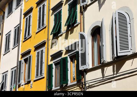 352 vier terrassenförmig restaurierte Häuser mittelalterlichen Ursprungs in Creme-, hell- und bronzefarbenen Farben auf der Nordseite der Via San Niccolò. Florenz-Toskana Stockfoto