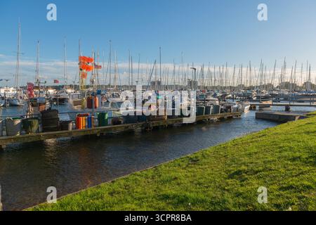 Der kleine Fischerhafen mit Pier und Fischerbooten in Strande, Kieler Bucht, Ostsee, Schleswig-Holstein, Norddeutschland, Europa Stockfoto