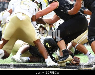 27. September 2025: Der Quarterback der Wake Forest University Robby Ashford (2) taucht für den Touchdown. NCAA-Fußballspiel zwischen Georgia Tech und Wake Forest University im AlLegacy Federal Credit Union Stadium in Winston-Salem, North Carolina. David Beach/CSM Stockfoto