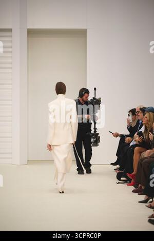 Mailand, Florenz, Italien. September 2025. Modelle auf der Landebahn bei der Ferrari Show auf der Mailänder Fashion Week (Foto: © Alessandro Galatoli/ZUMA Press Wire) NUR REDAKTIONELLE VERWENDUNG! Nicht für kommerzielle ZWECKE! Stockfoto