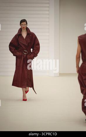 Mailand, Florenz, Italien. September 2025. Modelle auf der Landebahn bei der Ferrari Show auf der Mailänder Fashion Week (Foto: © Alessandro Galatoli/ZUMA Press Wire) NUR REDAKTIONELLE VERWENDUNG! Nicht für kommerzielle ZWECKE! Stockfoto
