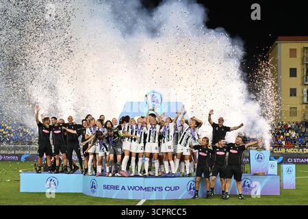 Juventus F.C. feiert den Sieg beim Finale des Serie A Women’s Cup zwischen Juventus F.C. und A.S. Roma im Romeo Menti Stadion am 27. September 2025 in Castellammare di Stabia Stockfoto