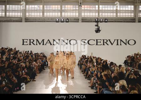 Mailand, Florenz, Italien. September 2025. Modelle auf der Landebahn bei der Ermanno Scervino Show während der Mailänder Fashion Week (Foto: © Alessandro Galatoli/ZUMA Press Wire) NUR REDAKTIONELLE VERWENDUNG! Nicht für kommerzielle ZWECKE! Stockfoto