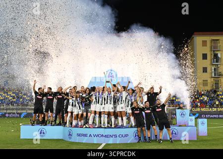 Juventus F.C. feiert den Sieg beim Finale des Serie A Women’s Cup zwischen Juventus F.C. und A.S. Roma im Romeo Menti Stadion am 27. September 2025 in Castellammare di Stabia Stockfoto