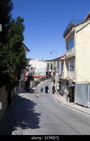 Lokales Leben an einem sonnigen Tag in anadolu Kavagi, der asiatischen Seite von Istanbul Stockfoto