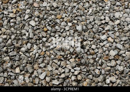 Makrotextur von scharfen Kiessteinen, die auf der Sargan 8-Eisenbahn in Mokra Gora, Serbien, verwendet wurden. Stockfoto