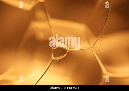 Gelbe flüssige Oberfläche, phänomenale Struktur, grüne Öle auf dunklem Hintergrund, farbenfrohe abstrakte, surrealistische Kunst, Lichtlinie Stockfoto