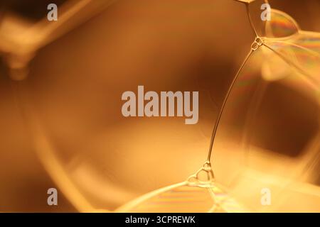Gelbe flüssige Oberfläche, phänomenale Struktur, grüne Öle auf dunklem Hintergrund, farbenfrohe abstrakte, surrealistische Kunst, Lichtlinie Stockfoto