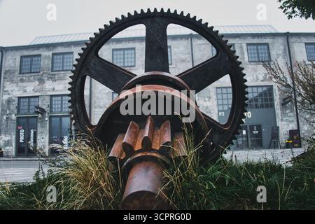 Rostiges industrielles Zahnrad in der alten Fabrik Stockfoto