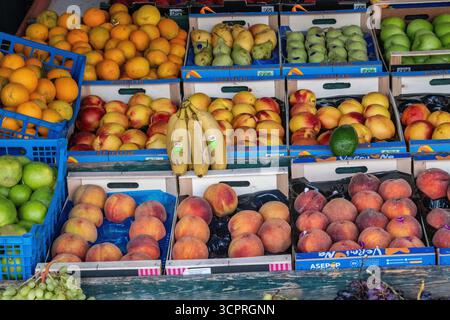 Farbenfrohe Auswahl an Früchten auf einem griechischen Marktstand. Verschiedene Früchte zum Verkauf an einem Marktstand in Griechenland. Stockfoto