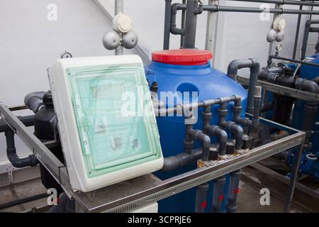 Automatisches Bewässerungssystem im Gewächshaus. Großes Glasgewächshaus. Gemüseanbau unter Gewächshausbedingungen Stockfoto