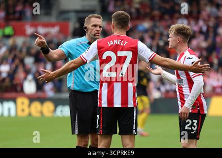 London, England, Großbritannien. September 2025. Brentford FC-Mittelfeldspieler Vitaly Janelt (27) gibt dem Schiedsrichter Craig Pawson während des Spiels Brentford FC gegen Manchester United FC Premier League am 27. September 2025 im Gtech Community Stadium, London, England, Vereinigtes Königreich Guthaben: Sally Rawlins/Every Second Media Credit: Every Second Media/Alamy Live News Stockfoto