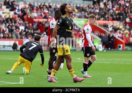 London, England, Großbritannien. September 2025. Manchester United Stürmer Joshua Zirkzee (11) verpasst am 27. September 2025 im Gtech Community Stadium, London, England, Vereinigtes Königreich eine Chance auf ein Tor. Credit: Sally Rawlins/Every Second Media Credit: Every Second Media/Alamy Live News Stockfoto