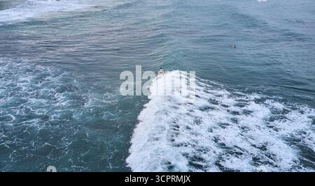 Aus der Vogelperspektive eines Surfers, der auf den Wellen im Meer reitet Stockfoto