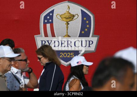 Farmingdale, USA. September 2025. Golffans laufen am zweiten Wettkampftag während des Ryder Cup 2025 auf dem Bethpage Black Course, Farmingdale, NY, 27. September 2025, entlang des 18. Loch-Fairways. (Foto: Anthony Behar/SipaUSA) Credit: SIPA USA/Alamy Live News Stockfoto
