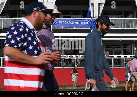 Farmingdale, USA. September 2025. Golffans laufen am zweiten Wettkampftag während des Ryder Cup 2025 auf dem Bethpage Black Course, Farmingdale, NY, 27. September 2025, entlang des 18. Loch-Fairways. (Foto: Anthony Behar/SipaUSA) Credit: SIPA USA/Alamy Live News Stockfoto
