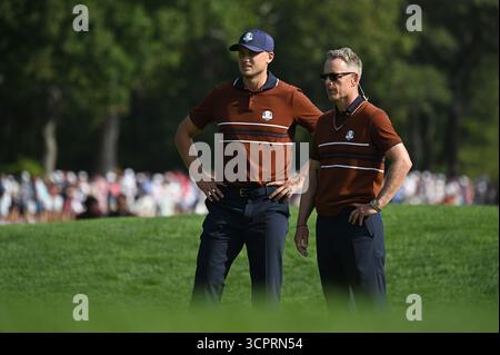 Farmingdale, USA. September 2025. Der schwedische Ludvig Aberg vom Team Europe und Luke Donald, Kapitän von Team Europe, sprechen am zweiten Wettkampftag des Ryder Cup 2025 auf dem Bethpage Black Course, Farmingdale, NY, 27. September 2025. (Foto: Anthony Behar/SipaUSA) Credit: SIPA USA/Alamy Live News Stockfoto