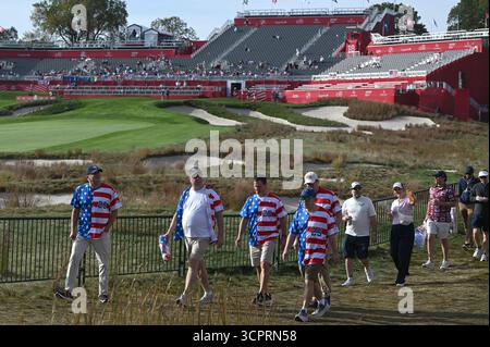 Farmingdale, USA. September 2025. Golffans laufen am zweiten Wettkampftag während des Ryder Cup 2025 auf dem Bethpage Black Course, Farmingdale, NY, 27. September 2025, entlang des 18. Loch-Fairways. (Foto: Anthony Behar/SipaUSA) Credit: SIPA USA/Alamy Live News Stockfoto