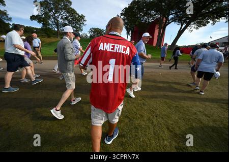 Farmingdale, USA. September 2025. Golffans laufen am zweiten Wettkampftag während des Ryder Cup 2025 auf dem Bethpage Black Course, Farmingdale, NY, 27. September 2025, entlang des 18. Loch-Fairways. (Foto: Anthony Behar/SipaUSA) Credit: SIPA USA/Alamy Live News Stockfoto