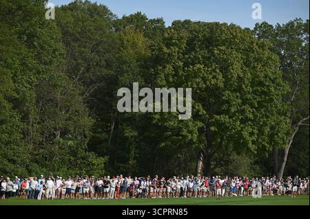 Farmingdale, USA. September 2025. Am zweiten Wettkampftag des Ryder Cup 2025, auf dem Bethpage Black Course, Farmingdale, NY, 27. September 2025, werden Golffans auf dem Fairway mit dem 13. Loch erwacht. (Foto: Anthony Behar/SipaUSA) Credit: SIPA USA/Alamy Live News Stockfoto