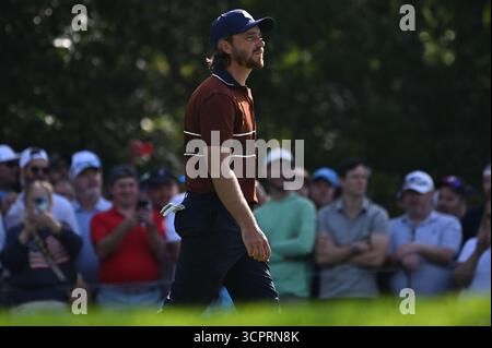 Farmingdale, USA. September 2025. England Tommy Fleetwood vom Team Europe auf dem 13. Loch Fairway während der Morgenrunden am zweiten Wettkampftag des Ryder Cup 2025 auf dem Bethpage Black Course, Farmingdale, NY, 27. September 2025. (Foto: Anthony Behar/SipaUSA) Credit: SIPA USA/Alamy Live News Stockfoto