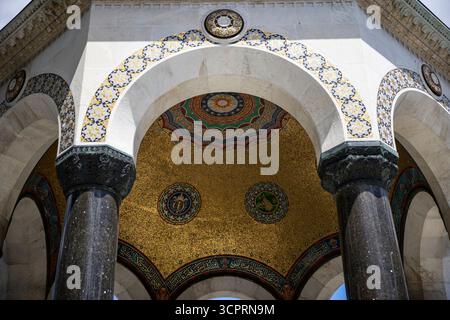 Deutsche Fonte in Sultanahmet-Platz Istanbul Türkei, Historisches neobyzantinisches Denkmal, Wahrzeichen aus der osmanischen Ära und historische Stadtsilhouette Stockfoto