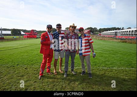 Farmingdale, USA. September 2025. Golffans posieren am zweiten Wettkampftag während des Ryder Cup 2025 auf dem Bethpage Black Course, Farmingdale, NY, 27. September 2025. (Foto: Anthony Behar/SipaUSA) Credit: SIPA USA/Alamy Live News Stockfoto