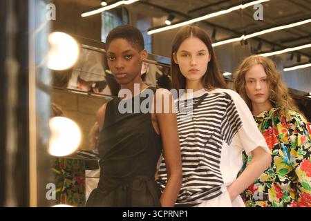 Mailand, Florenz, Italien. September 2025. Models in der Backstage auf der MSGM Show während der Mailänder Fashion Week (Credit Image: © Alessandro Galatoli/ZUMA Press Wire) NUR REDAKTIONELLE VERWENDUNG! Nicht für kommerzielle ZWECKE! Stockfoto